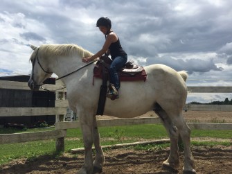 Val flatte Holly vue coté