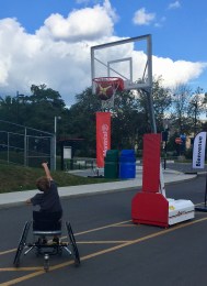 Zack tire au basket en fauteuil