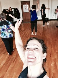 Valérie main en l'air_danse pleine conscience
