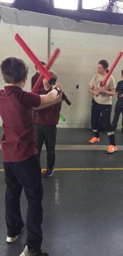 Isabelle Savaria sabre laser avec élève.jpg